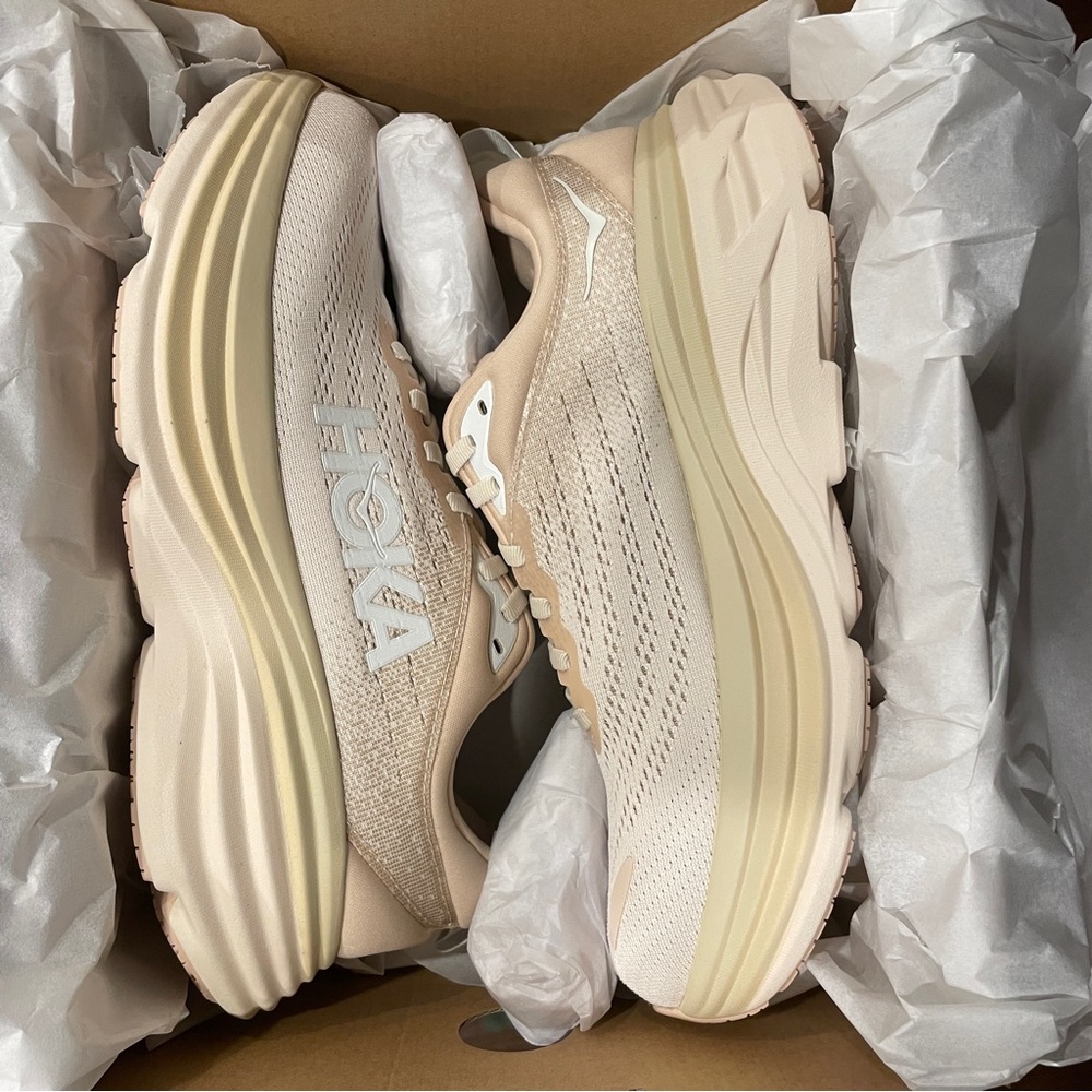 NEW Hoka Bondi 8 - Size 9.5W Eggnog